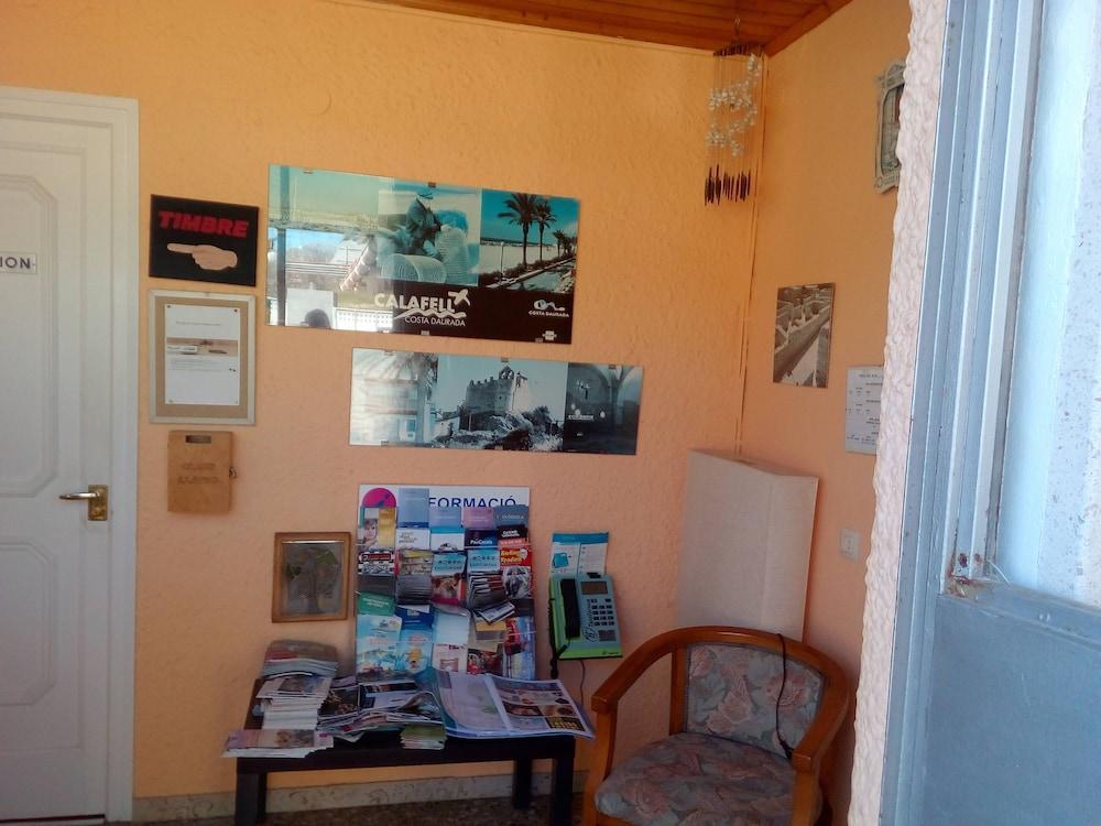 Hostal Lleida Calafell Buitenkant foto