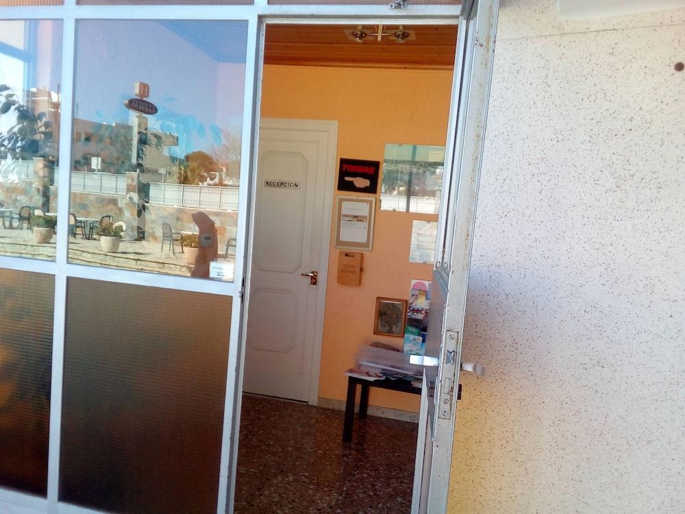 Hostal Lleida Calafell Buitenkant foto