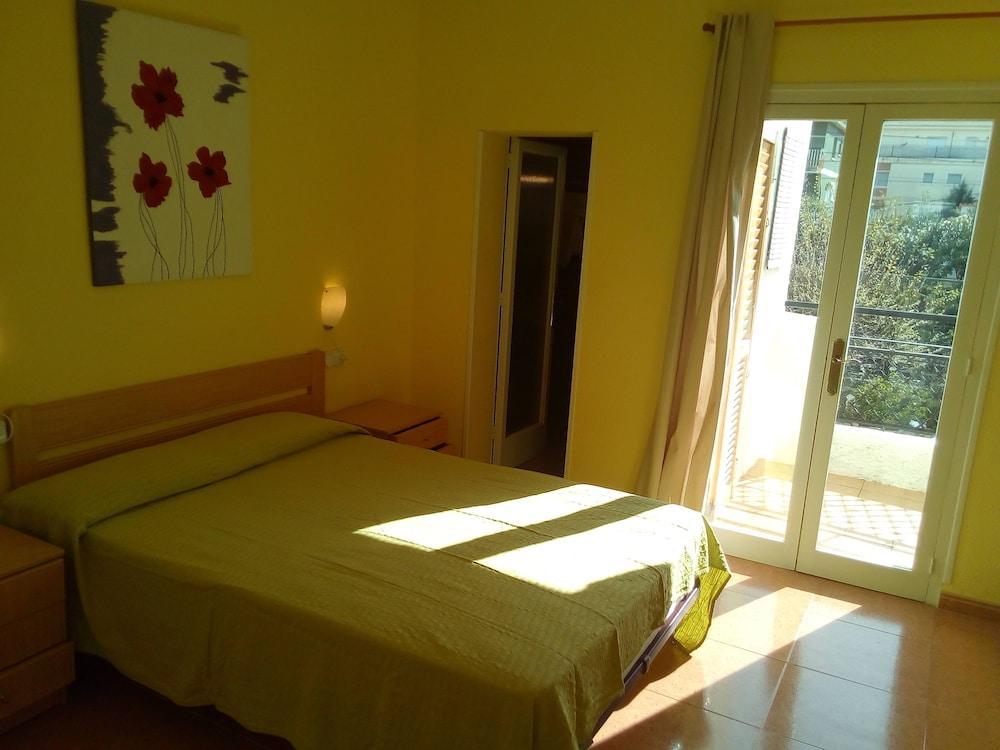 Hostal Lleida Calafell Buitenkant foto