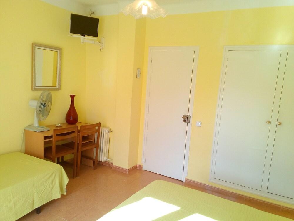 Hostal Lleida Calafell Buitenkant foto