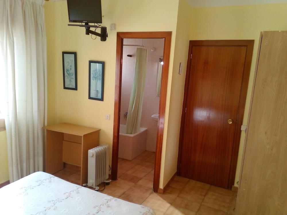 Hostal Lleida Calafell Buitenkant foto